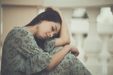 Güzel Taylandlı kadın karşılıksız aşktan çok üzgün, yeniden düşün, düşün, eski tarz, karanlık ton, kırık kalp, Asyalı kız