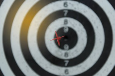 Gösterge panelindeki kırmızı dart stili, parlak güneş ışığı, seçici odak