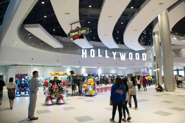 Korat - Tayland - 24 Aralık 2016: Tanımlanamayan kişiler yoğun bir şekilde birlikte 21. Terminal 'de sahne aldılar. Burası çok ünlü bir alışveriş merkezi.