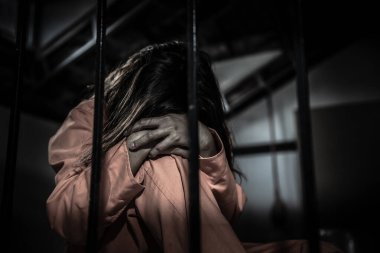 Demir hapishaneyi, esir konseptini, Tayland halkını yakalamak isteyen adamların elleri, özgür olmayı umuyoruz..