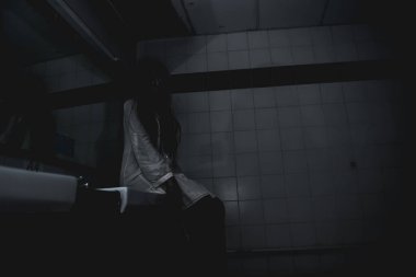 Asyalı kadın portresi hayalet yüzü, korku sahnesi, korkunç arka plan, Cadılar Bayramı posteri.