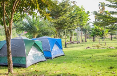 Parktaki güzel tropikal çadırlar