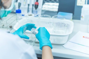 Laboratuvarda çalışan bilim adamları bir deney yapıyorlar.