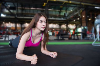 Güzel Asyalı kadın, Tayland 'da spor salonunda eğitim görüyor. 