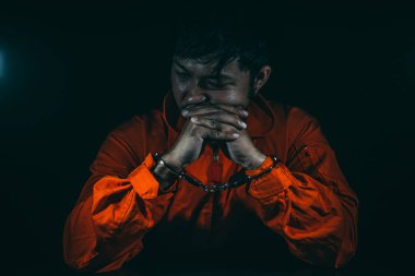 Şüpheli mahkum kıyafetleri giyiyordu. Soruşturmada tutuklandı. Gerçeği öğrenmek için sorgulandı. Hırsız polis tarafından yakalandı.