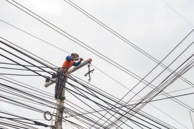 Nakhonratchasima, Tayland 25 Eylül: Elektrikçiler yüksek voltaj direklerinin ana kablolarını değiştiriyorlar. 25 Eylül 2016 tarihinde Tayland 'ın Nakhonratchasima kentinde