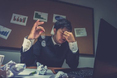 Asyalı işadamı aşırı çalışma sırasında stres altında
