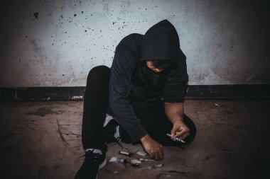 Asyalı erkekler eroin bağımlısıdır. Flakka ya da zombi ilacı tehlikeli, Tayland uyuşturucu konseptine hayır