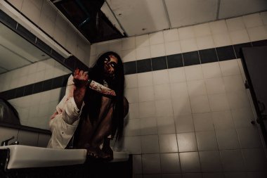 Asyalı kadın portresi hayalet yüzü, korku sahnesi, korkunç arka plan, Cadılar Bayramı posteri.