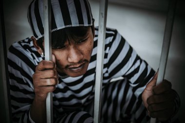 Demir hapishaneyi, esir konseptini, Tayland halkını yakalamak isteyen Asyalı erkeklerin portresi özgür olmayı umuyor..