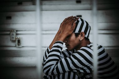Demir hapishaneyi, esir konseptini, Tayland halkını yakalamak isteyen Asyalı erkeklerin portresi özgür olmayı umuyor..