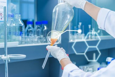 Bilim adamı deneyden önce kimyasalları sallama makinesiyle karıştırdı. Laboratuvarda çalışan Tayland 'lı bilim adamı test tüplerine numuneler karıştırdı.