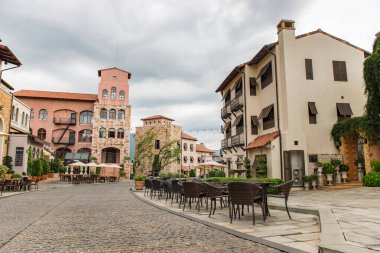 Yağmurdan önce karanlık gökyüzündeki Toskana kasabasının yemek merkezi.