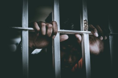 Demir hapishaneyi, esir konseptini, Tayland halkını yakalamak için çırpınan adamların resimleri..