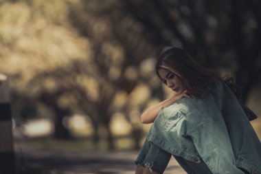 Güzel Taylandlı kadın karşılıksız aşktan çok üzgün, yeniden düşün, düşün, eski tarz, karanlık ton, kırık kalp, Asyalı kız