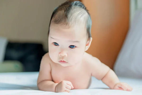 Carino Asiatico Bambino Sdraiato Letto Anteriore Angolo — Foto Stock