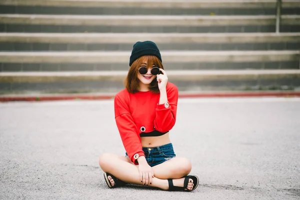 Chica Hipsters Asiáticos Posando Para Tomar Una Foto Estilo Vida —  Fotos de Stock