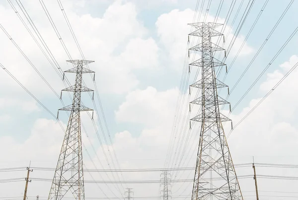 Torres Eletricidade Fundo Céu Azul Nublado — Fotografia de Stock