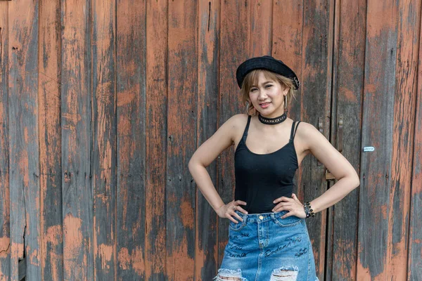 Portrait Der Schönen Asiatischen Frau Neuen Look Mit Kurzen Haaren — Stockfoto