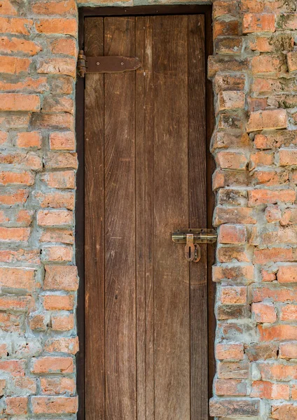 Duvarı Tuğlalı Çatlaklı Klasik Bir Kapı — Stok fotoğraf