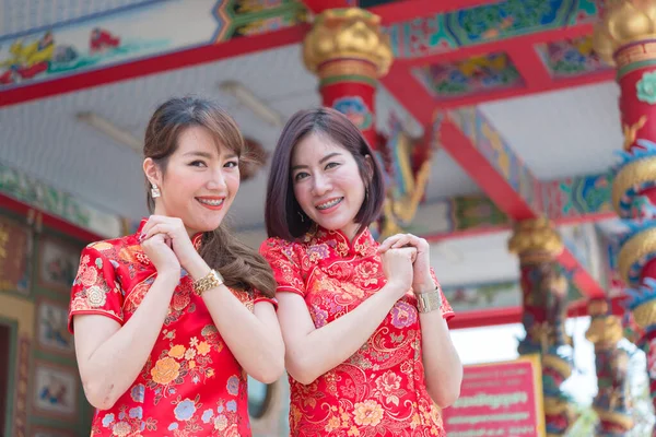 Cheongsam Elbiseli Iki Güzel Asyalı Kadının Portresi Tayland Halkı Mutlu — Stok fotoğraf