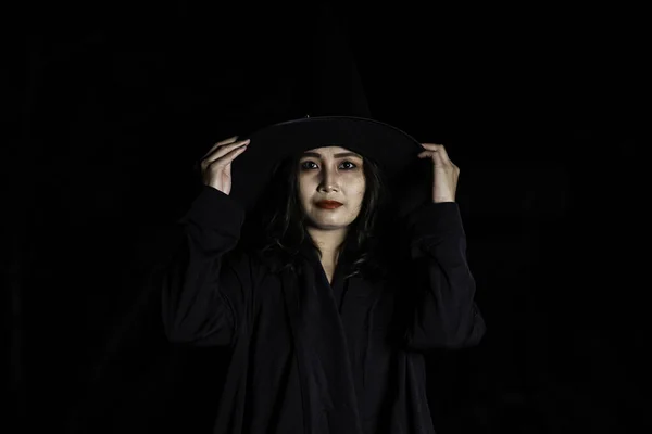 美丽的亚洲女人穿着黑底巫婆服装的肖像 泰国人 万圣节的概念 恐怖的场面 — 图库照片