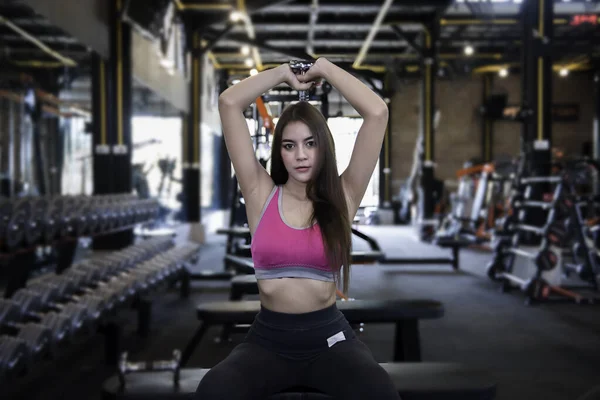 Όμορφη Ασιατική Γυναίκα Εκπαίδευση Στο Γυμναστήριο Ταϊλάνδη — Φωτογραφία Αρχείου