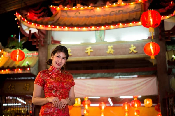 美しいアジアの女性の肖像画は 提灯の背景 幸せな中国の新年 タイの人々の光の上にChongsamを着用 — ストック写真