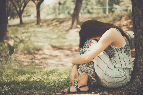 Zbliżenie Azji Smutny Kobieta Siedzieć Pod Drzewo Vintage Styl Serce — Zdjęcie stockowe