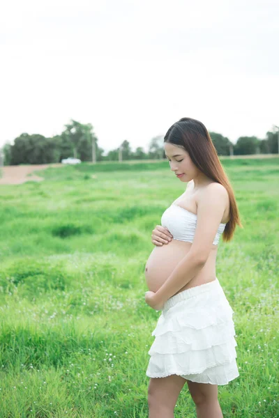 Portret Młodej Kobiety Ciąży Świeżym Powietrzu — Zdjęcie stockowe