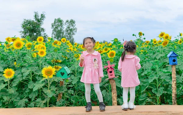 Twee Kinderen Die Ijs Eten Een Zonnebloemenveld Een Zonnige Dag — Stockfoto