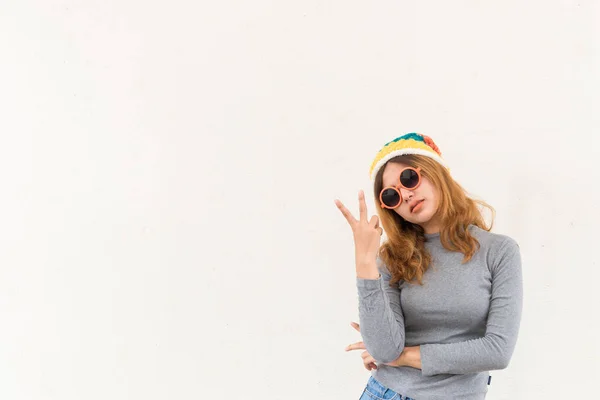 Portret Hipsterki Białej Ścianie Styl Życia Współczesnej Nastolatki Fajna Studentka — Zdjęcie stockowe