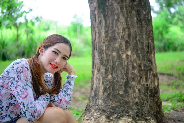 Tay Kadını Portresi Tünel Ağacının Altında Asyalı Kadın Ormanda — Stok fotoğraf