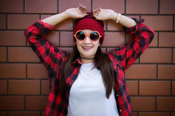 Retrato Menina Hipster Asiático Fundo Parede Tijolo Estilo Vida Pessoas — Fotografia de Stock