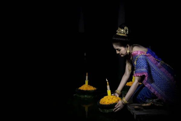 Retrato Bela Mulher Asiática Vestido Tailandês Tradicional Oração Segurar Kratong — Fotografia de Stock