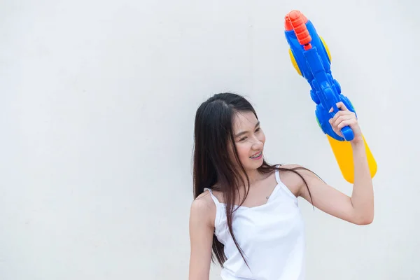 Donna Asiatica Con Pistola Acqua Mano Sfondo Bianco Festival Songkran — Foto Stock