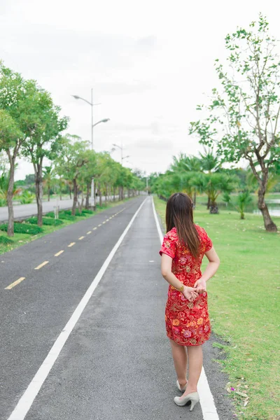 Feliz Ano Novo Chinês Mulher Asiática Vestindo Roupas Tradicionais Cheongsam — Fotografia de Stock