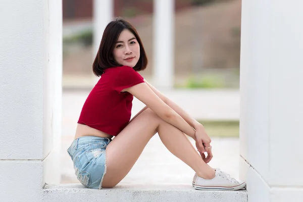 Retrato Mujer Asiática Sentarse Camino Hermosa Tailandia Personas Concepto Mujer — Foto de Stock