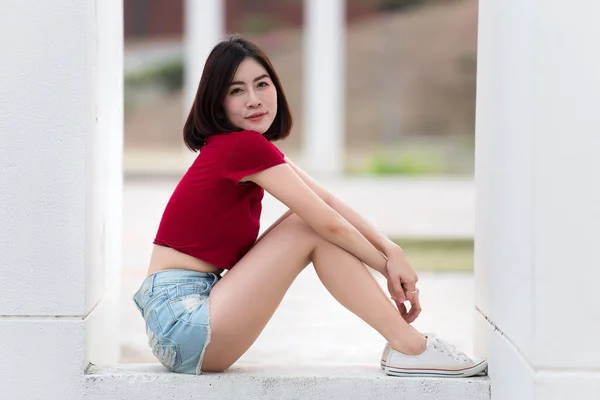 Retrato Mulher Asiática Sentar Estrada Linda Tailândia Pessoas Conceito Mulher — Fotografia de Stock