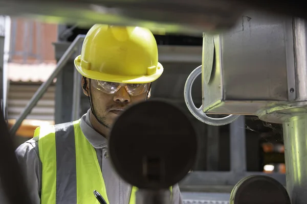 Ingeniero Asiático Con Gafas Que Trabajan Sala Calderas Comprobación Mantenimiento —  Fotos de Stock