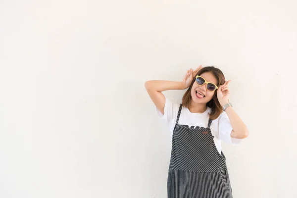 Retrato Menina Bonita Asiática Usar Óculos Sol Laranja Fundo Parede — Fotografia de Stock