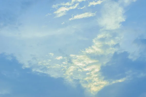Хмари Блакитне Небо Фону — стокове фото