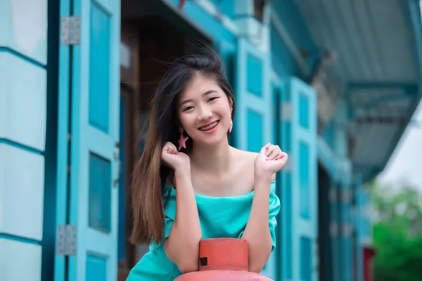 Güzel Asyalı Şık Bir Kızın Portresi Fotoğraf Çekimi Için Gençlerin — Stok fotoğraf