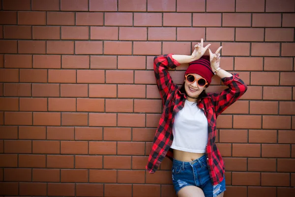 Porträt Asiatische Hipster Mädchen Auf Backsteinmauer Hintergrund Lebensstil Der Thailändischen — Stockfoto