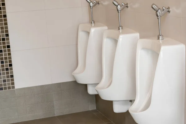 Чистые Писсуары Мужских Туалетах Свет Тускнеет — стоковое фото