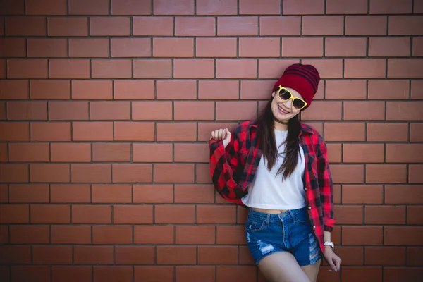 Porträt Asiatische Hipster Mädchen Auf Backsteinmauer Hintergrund Lebensstil Der Thailändischen — Stockfoto