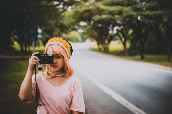 Retrato Bela Menina Asiática Cabelo Dourado Com Câmera Tailândia Pessoas — Fotografia de Stock