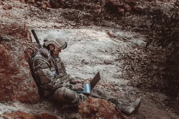 砂漠での戦争のための特殊部隊の兵士 タイの人々 陸軍兵士は衛星で地図を見るためにノートパソコンを使用 軍事作戦中の通信のためのラジオを使用してください — ストック写真