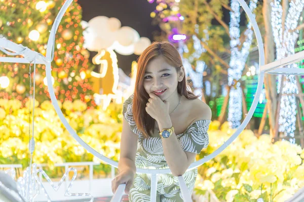 Noite Retrato Bela Mulher Asiática Tailândia Menina Pose Para Tirar — Fotografia de Stock