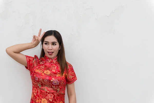 Aziatisch Vrouw Cheongsam Witte Muur Gelukkig Chinees Nieuwjaar Concept — Stockfoto